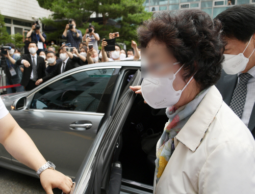 윤석열 전 검찰총장 장모, 1심 선고공판 출석