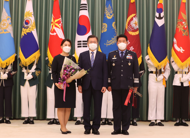 박인호 공군참모총장 내외 기념사진 촬영하는 문 대통령