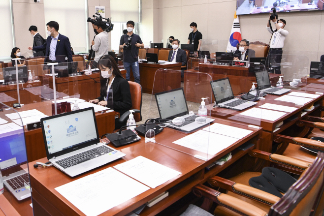 야당 의원 퇴장한 가운데 열린 법사위