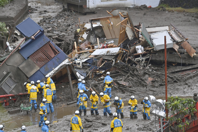 Japan Mudslide <YONHAP NO-1545> (AP)
