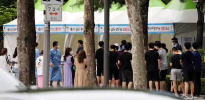 검사 기다리는 학생들<YONHAP NO-3659>