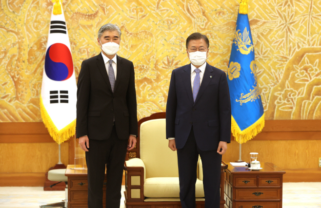 기념촬영하는 문재인 대통령과 성김 대북특별대표