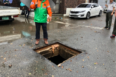 빗물 배수시설 역류…떠내려간 맨홀 뚜껑<YONHAP NO-5228>