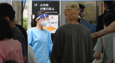 '전쟁터' 같은 코로나19 선별검사소<YONHAP NO-5982>