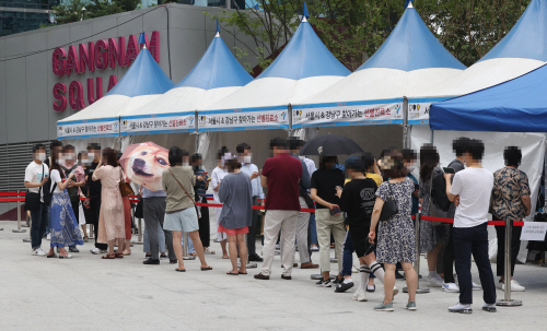 코로나19 검사 기다리는 강남역 시민들<YONHAP NO-5953>