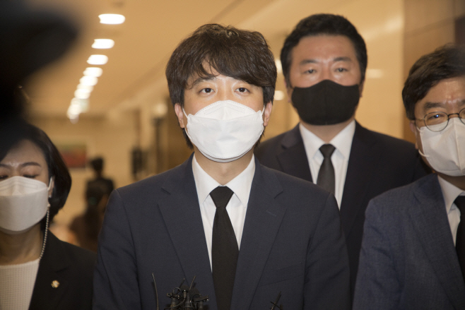 최재형 전 감사원장 부친 조문 마치고 질문에 답하는 이준석