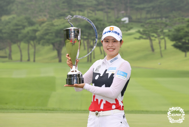 박민지, 우승 트로피와 함께<YONHAP NO-2577>