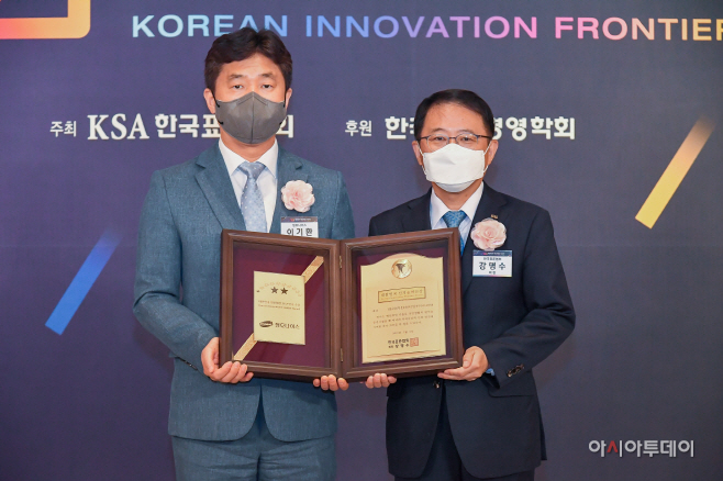 사진1) 청호나이스 이기환 이사(왼쪽)와