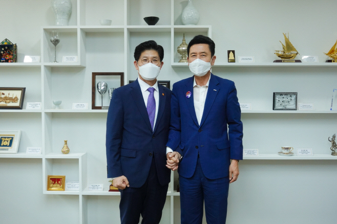 지난 6월 28일 이강덕 포항시장(오른쪽)이 노형국 국토교통부장
