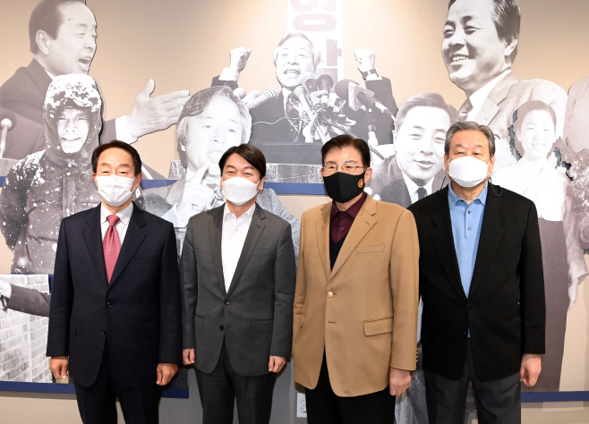 김영삼도서관 방문해 기념촬영하는 안철수 대표