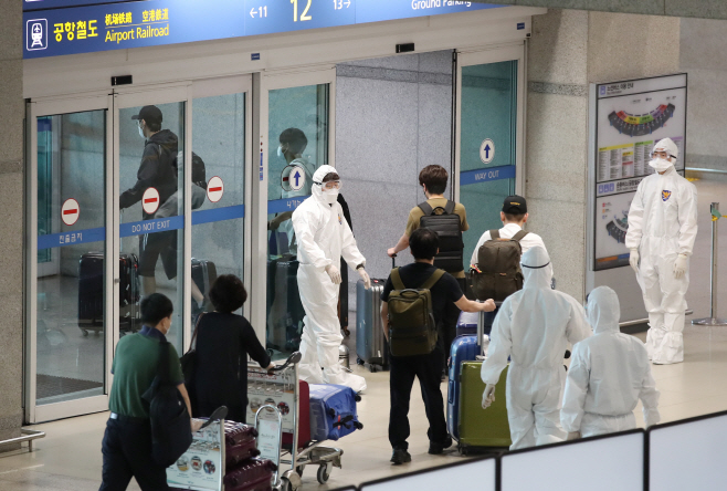 인도 교민과 주재원들 입국<YONHAP NO-2691>
