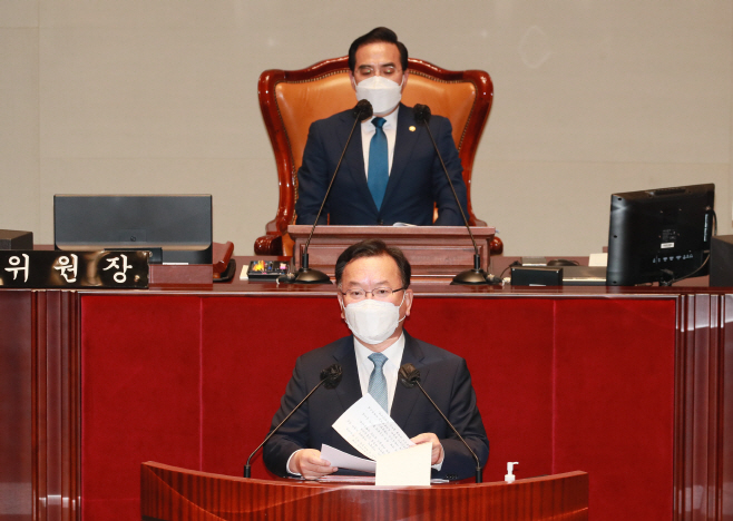 예결위 전체회의에서 인사말하는 김부겸 국무총리