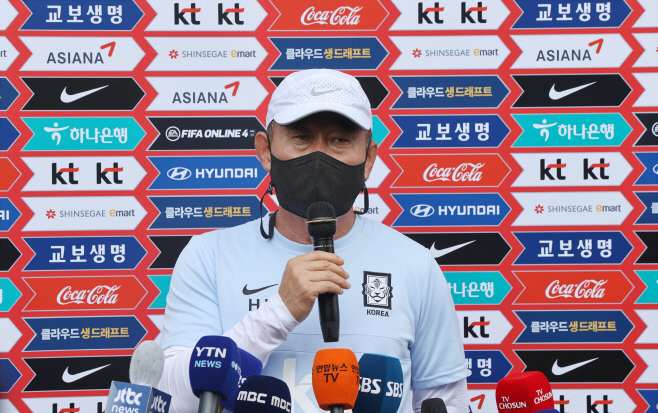 김학범 감독 인터뷰<YONHAP NO-4940>