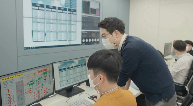 서부발전 술공유센터에서 발전빅데이터를 연구 중인 모습