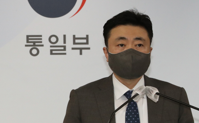 브리핑하는 차덕철 통일부 부대변인