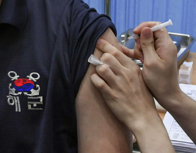 해군 백신 2차 접종<YONHAP NO-2797>