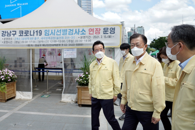 문 대통령, 임시선별검사소 방문