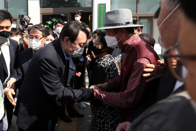 광주서 지지자와 악수하는 윤석열