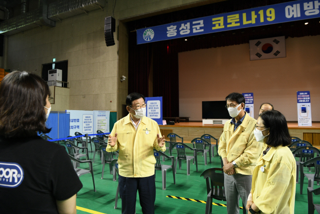 20일 (김석환홍성군수, 접종센터 방문