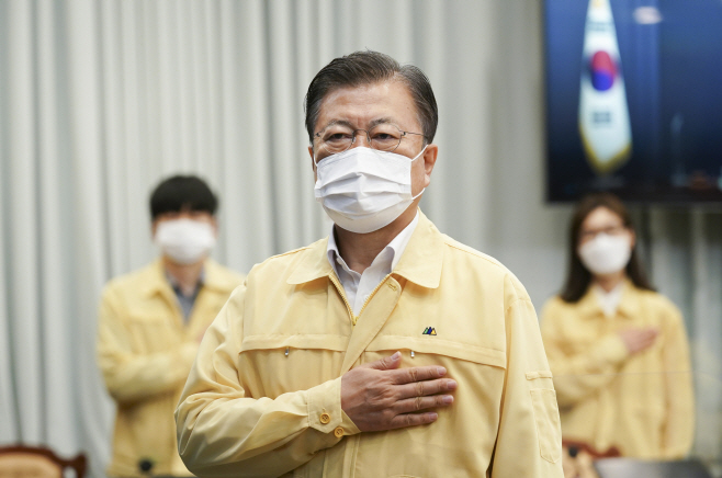 국기에 경례하는 문 대통령