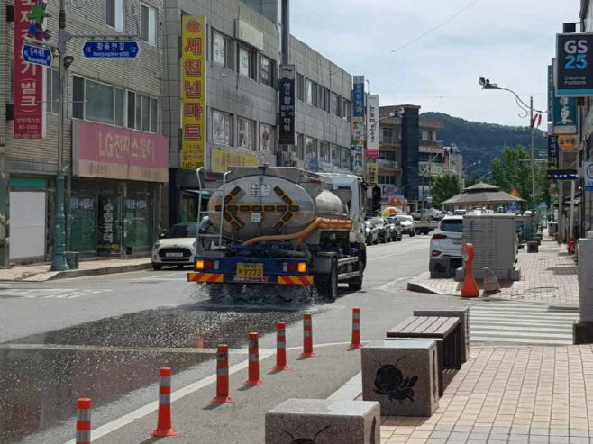 1-4. 사진(영양군 폭염 대비 도로 살수차 가동)