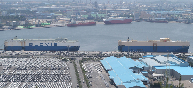 현대차 수출선적부두에 대기 중인 완성차