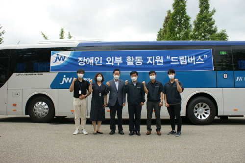 [보도사진]버스앞 단체