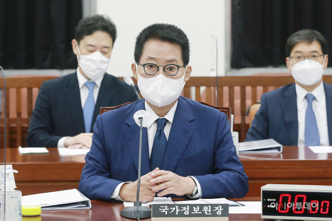 [포토] 박지원 국정원장 '정보위 회의 준비'