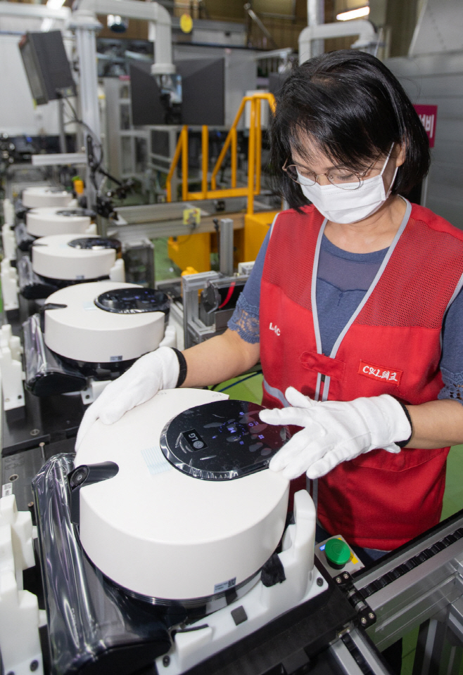 2. LG전자 로봇청소기 생산라인