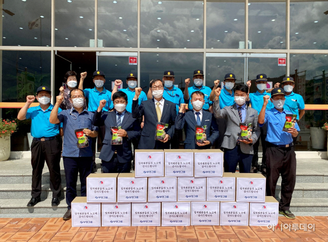 부영그룹 직원들과 경비근로자들 말복 맞아 삼계탕