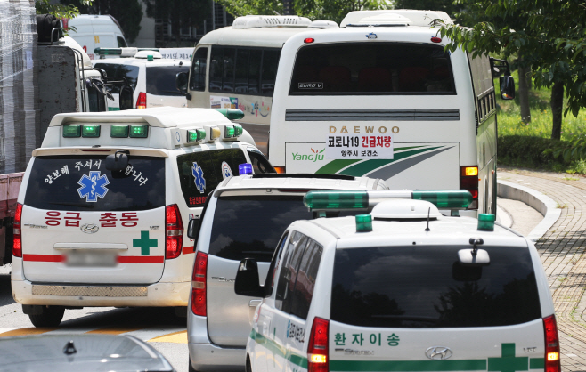 확진자 이송 차량으로 분주한 생활치료센터<YONHAP NO-3502>