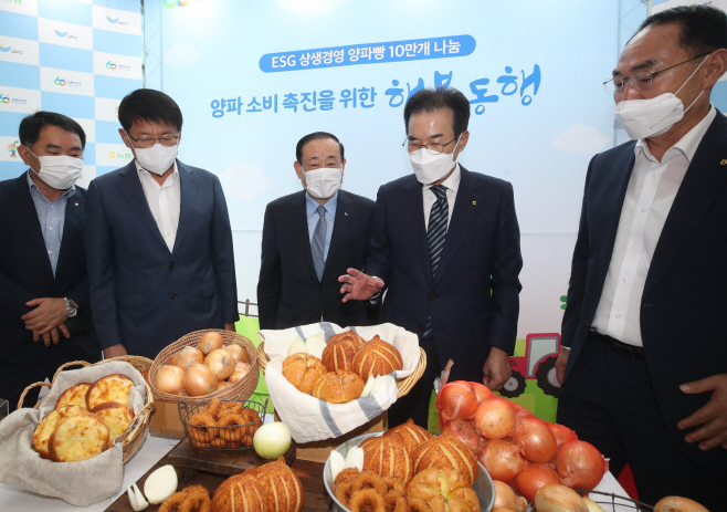 [SPC그룹]농가 돕는 무안양파빵 어려운 이웃도 돕는다(2)