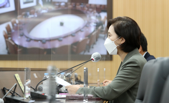 사회관계장관회의 주재하는 유은혜 부총리<YONHAP NO-3257>