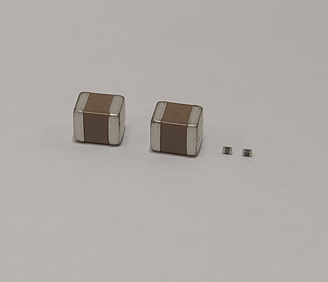 [참고사진]3216 전장용 MLCC(왼쪽)과 0603 전장용MLCC(오른쪽)