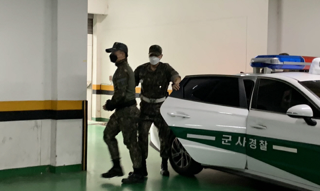 첫 공판 출석하는 공군 여부사관 성추행 혐의 중사