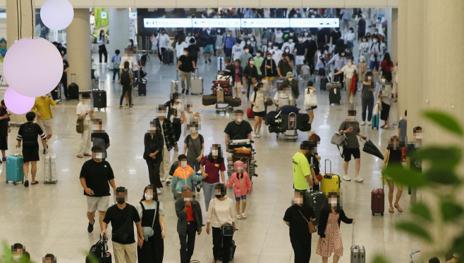 광복절 연휴 북적이는 제주공항<YONHAP NO-2107>