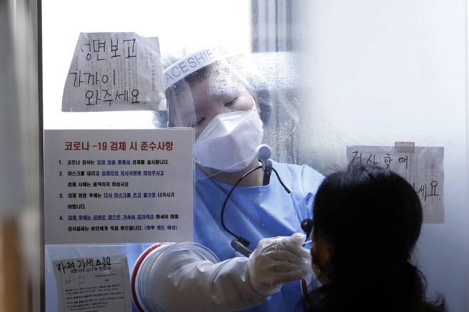 선별진료소 검체 박스 안의 습기<YONHAP NO-2567>