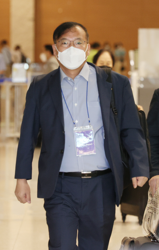 귀국하는 강도태 복지부 차관<YONHAP NO-2384>