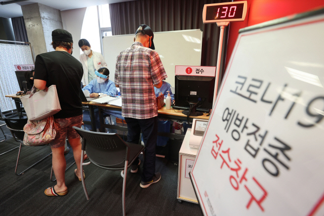 대체공휴일에도 계속되는 백신 접종<YONHAP NO-3128>
