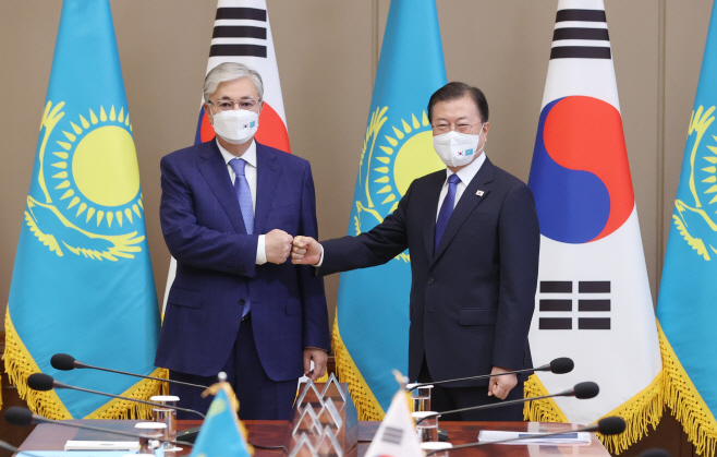 인사하는 한-카자흐스탄 정상