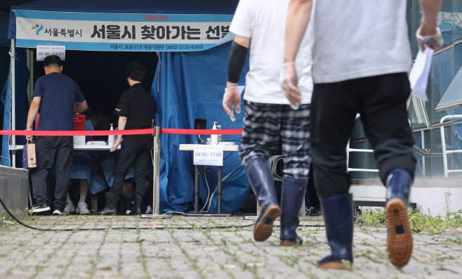 코로나19 검사 받으러가는 노량진 상인들<YONHAP NO-3158>