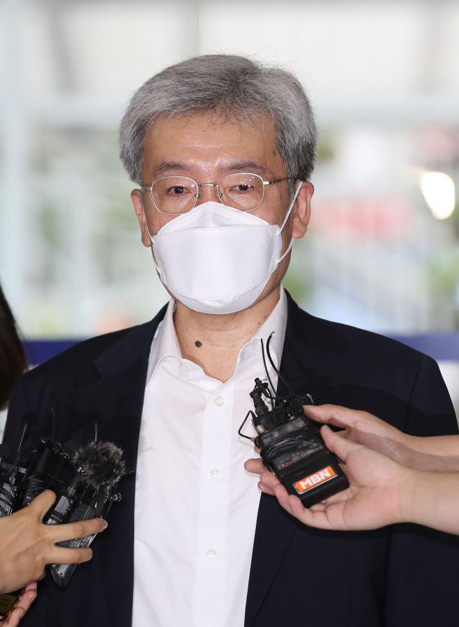 질문에 답하는 고승범 금융위원장 내정자<YONHAP NO-2635>