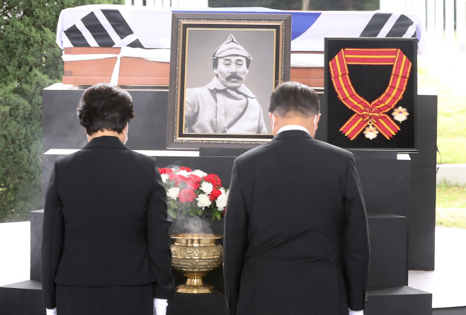 묵념하는 문재인 대통령