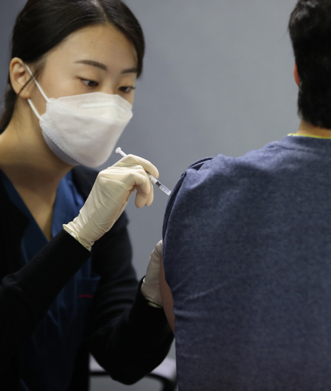 50∼54세 접종 진행 중<YONHAP NO-1303>