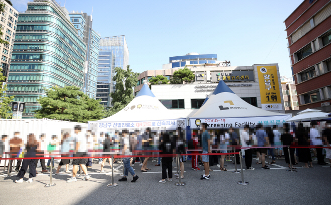 신규확진 이틀째 2천명대<YONHAP NO-1366>