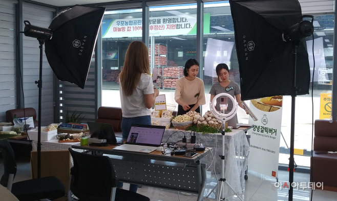 창녕갈릭버거 출시 기념 깐마늘 라이브커머스 완판 달성