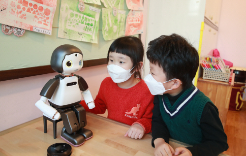 [리쿠] 1. 교육로봇 리쿠와 대화하는 어린이들
