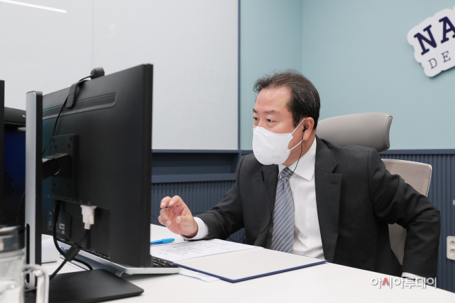 신규 공무원들과 인사하고 있는 조광한 남양주시장