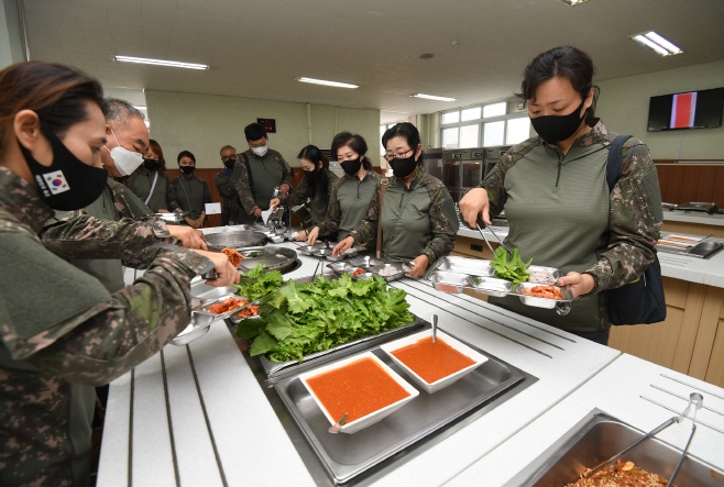 군 급식실태 점검하는 제8기 대한민국 급식·피복 모니터링단