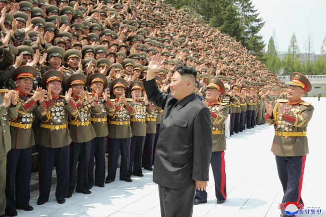 북한 김정은, '전군지휘관 강습' 참가자들과 기념사진